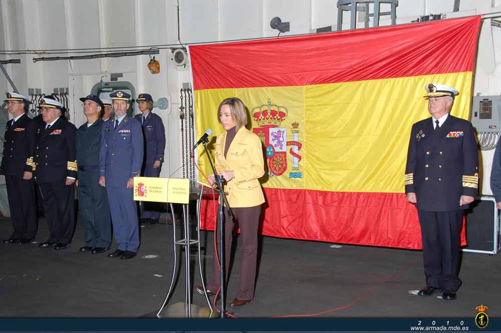 La ministra ha trasladado a la dotación del ‘Patiño’, "la gratitud de todos los españoles por su trabajo" 